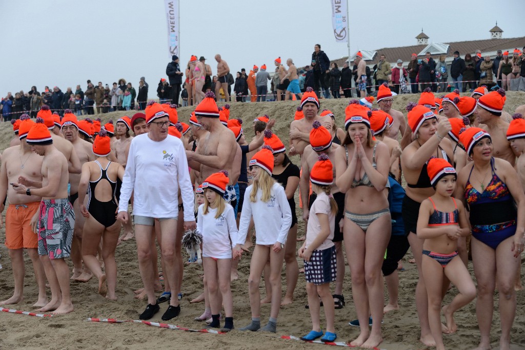 ../Images/Nieuwjaarsduik Noordwijk 2020 025.jpg